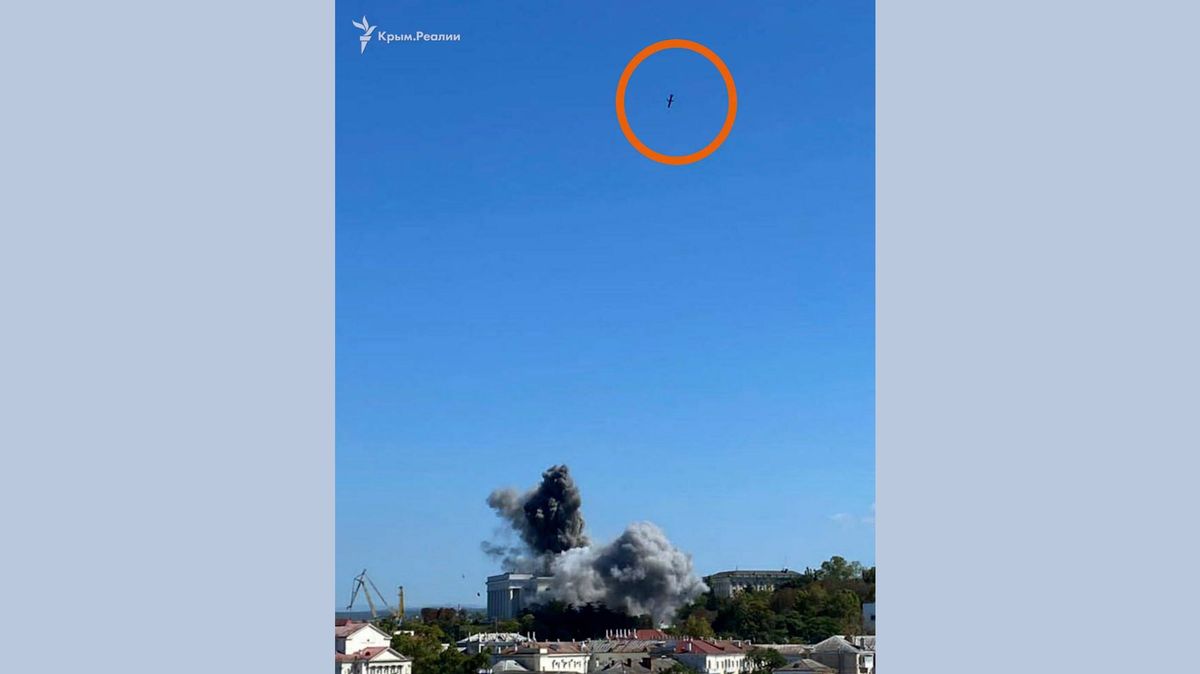 Raketu letící na Sevastopol zachytil snímek zlomek vteřiny před dopadem